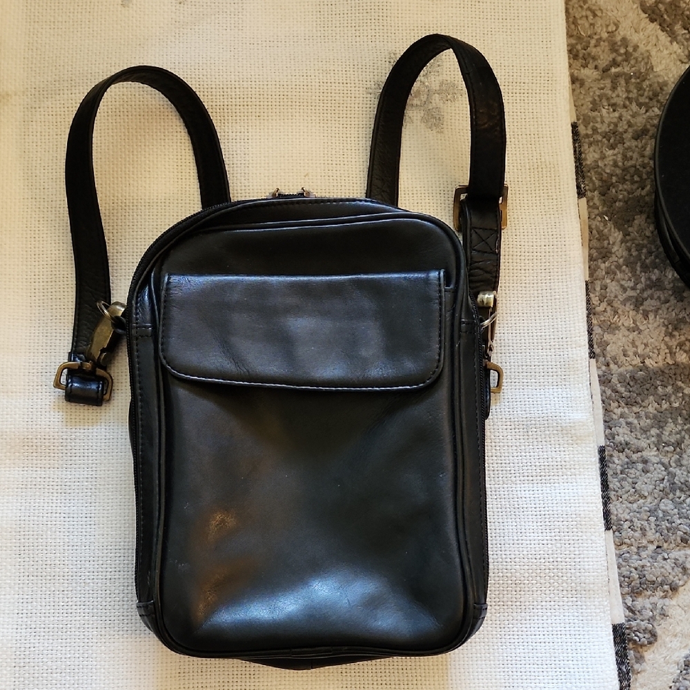 Dopp Black Crossbody Bag with Classic Leather Finish